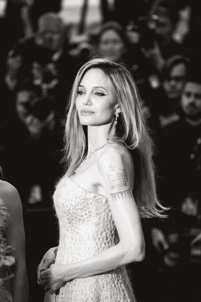 Angelina Jolie sul red carpet di Eddington a Cannes 2025