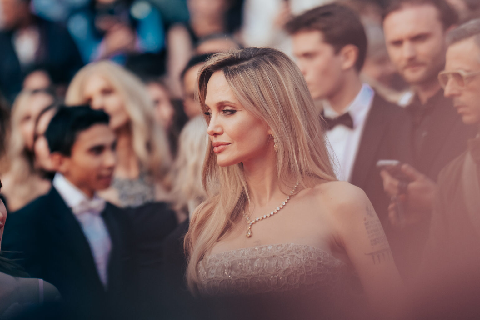 Angelina Jolie sul red carpet di Eddington a Cannes 2025