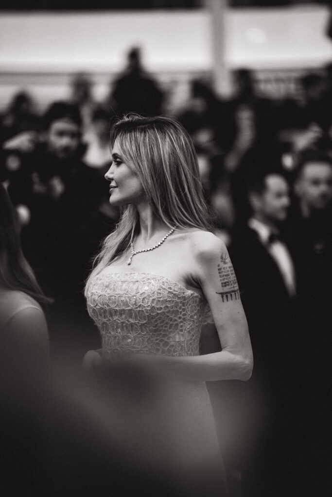 Angelina Jolie sul red carpet di Eddington a Cannes 2025