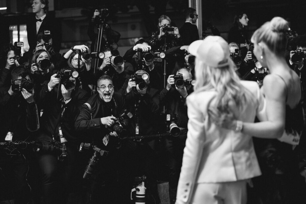 Kristen Stewart e Imogen Poots a Cannes 2025, sul red carpet del film The Chronology of Water