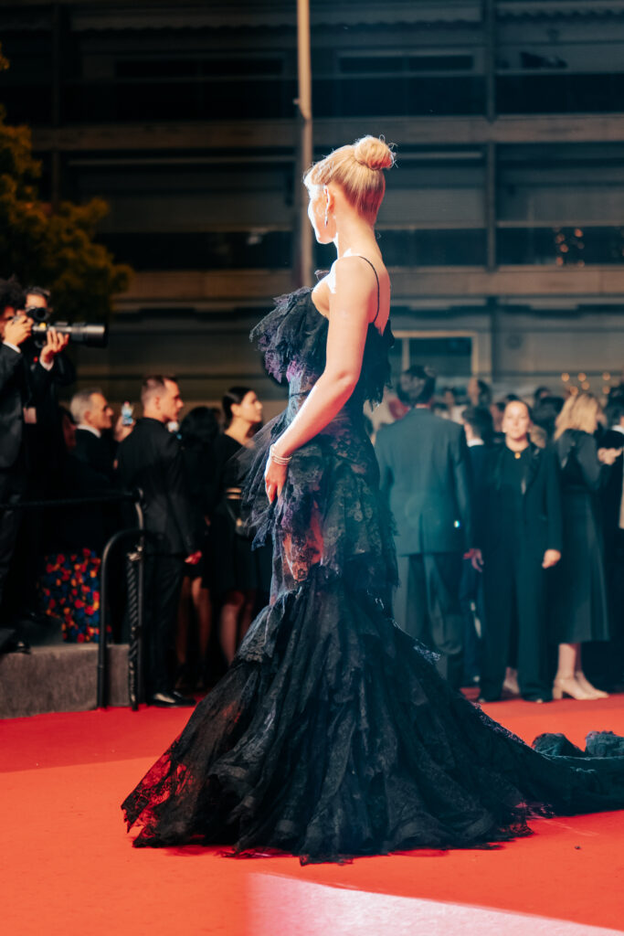 Imogen Poots a Cannes 2025, sul red carpet del film The Chronology of Water