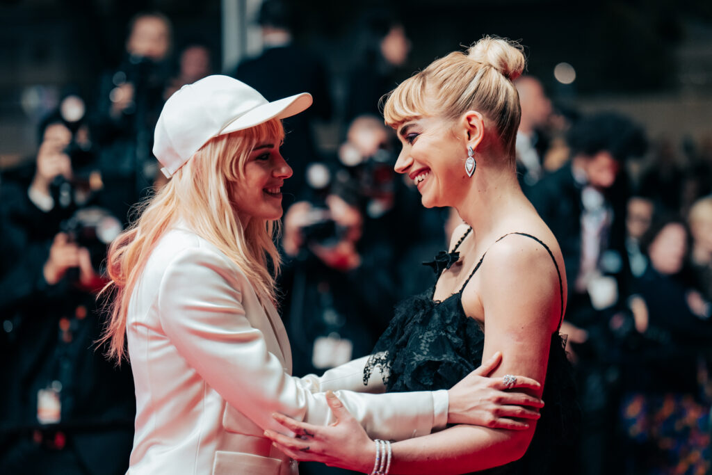 Kristen Stewart e Imogen Poots a Cannes 2025, sul red carpet del film The Chronology of Water
