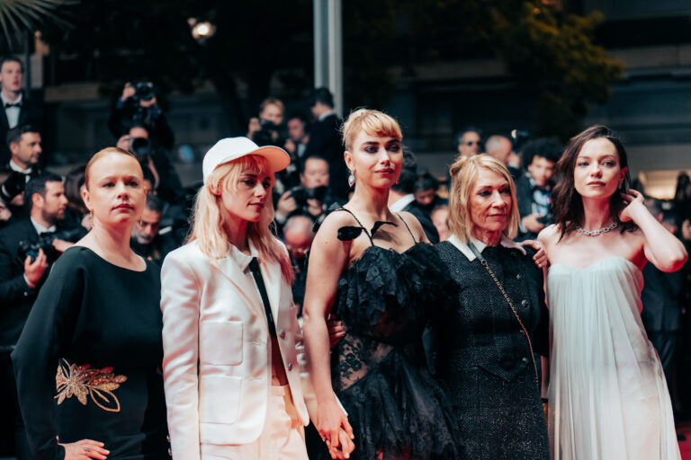 Kristen Stewart e Imogen Poots e il resto del cast a Cannes 2025, sul red carpet del film The Chronology of Water