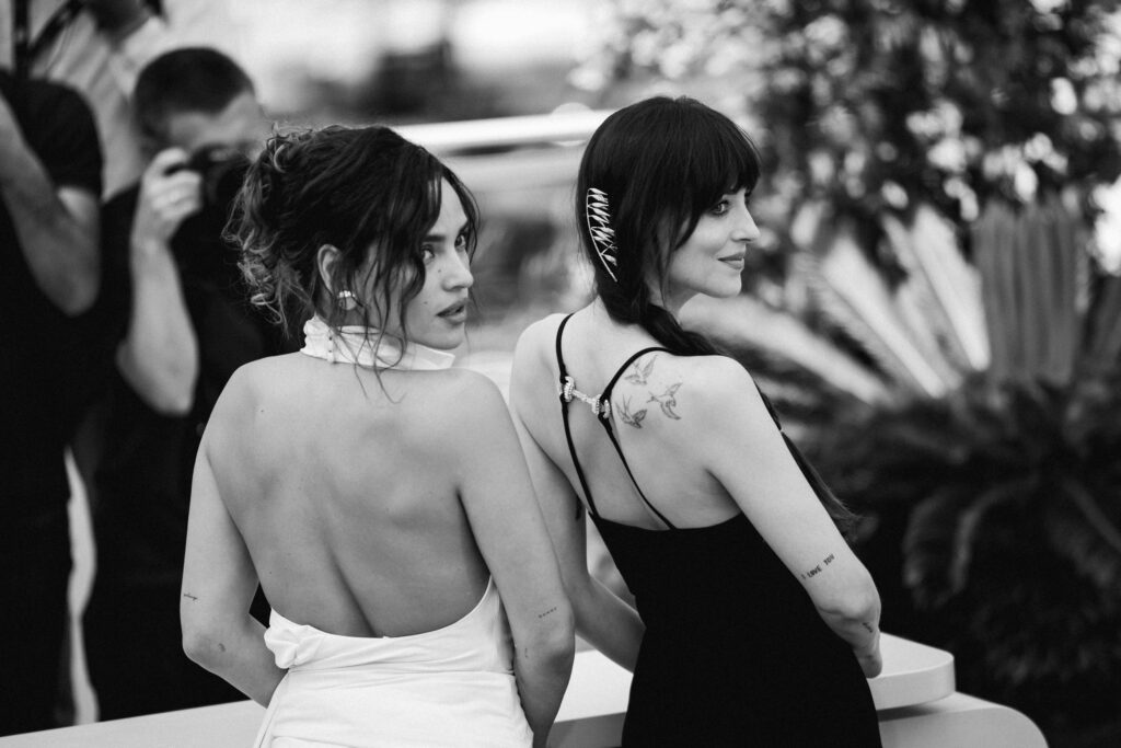 Adria Arjona e Dakota Johnson al photocall ufficiale di Splitsville a Cannes 2025 (@Giulia Parmigiani per ScreenWorld.it)