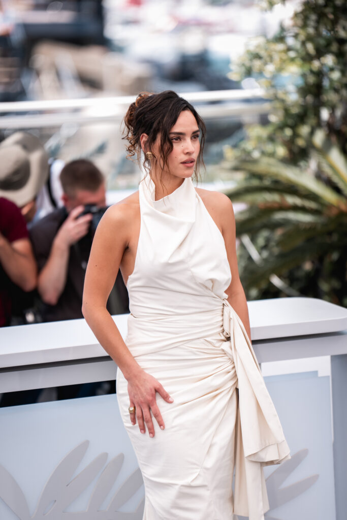 Adria Arjona al photocall ufficiale di Splitsville a Cannes 2025 (@Giulia Parmigiani per ScreenWorld.it)