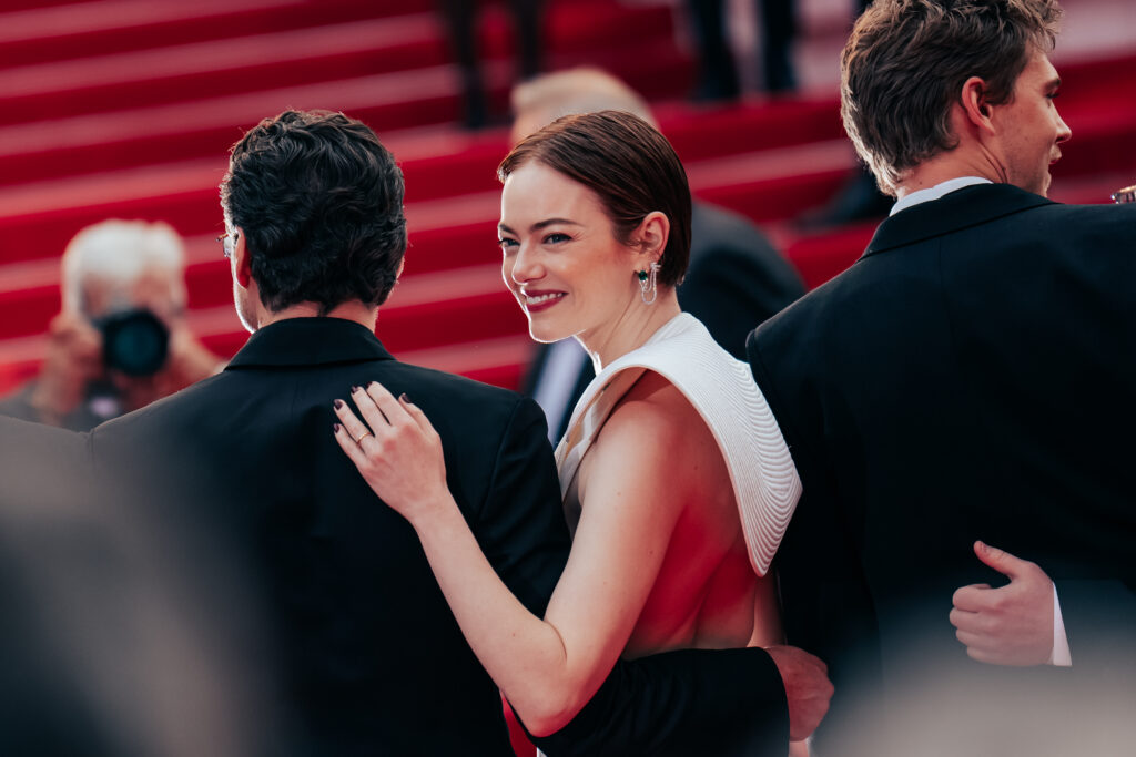 Austin Butler e Emma Stone sul red carpet di Eddington, Cannes 2025