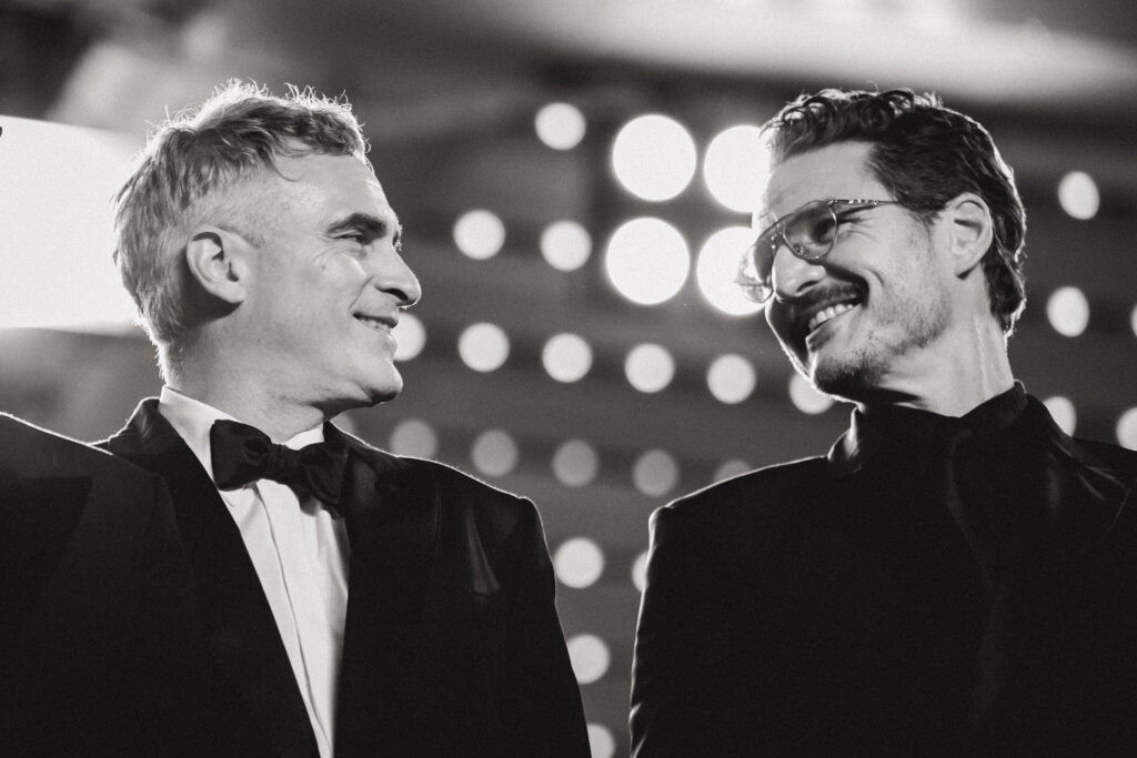Joaquin Phoenix e Pedro Pascal sul red carpet di Eddington, a Cannes 2025