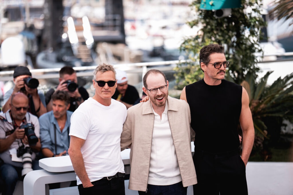 Joaquin Phoenix, Ari Aster e Pedro Pascal al photocall ufficiale di Eddington, Cannes 2025