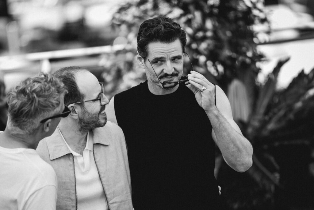 Joaquin Phoenix, Ari Aster e Pedro Pascal al photocall ufficiale di Eddington, Cannes 2025