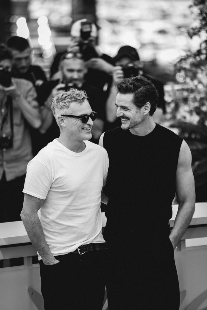 Joaquin Phoenix e Pedro Pascal al photocall ufficiale di Eddington, Cannes 2025