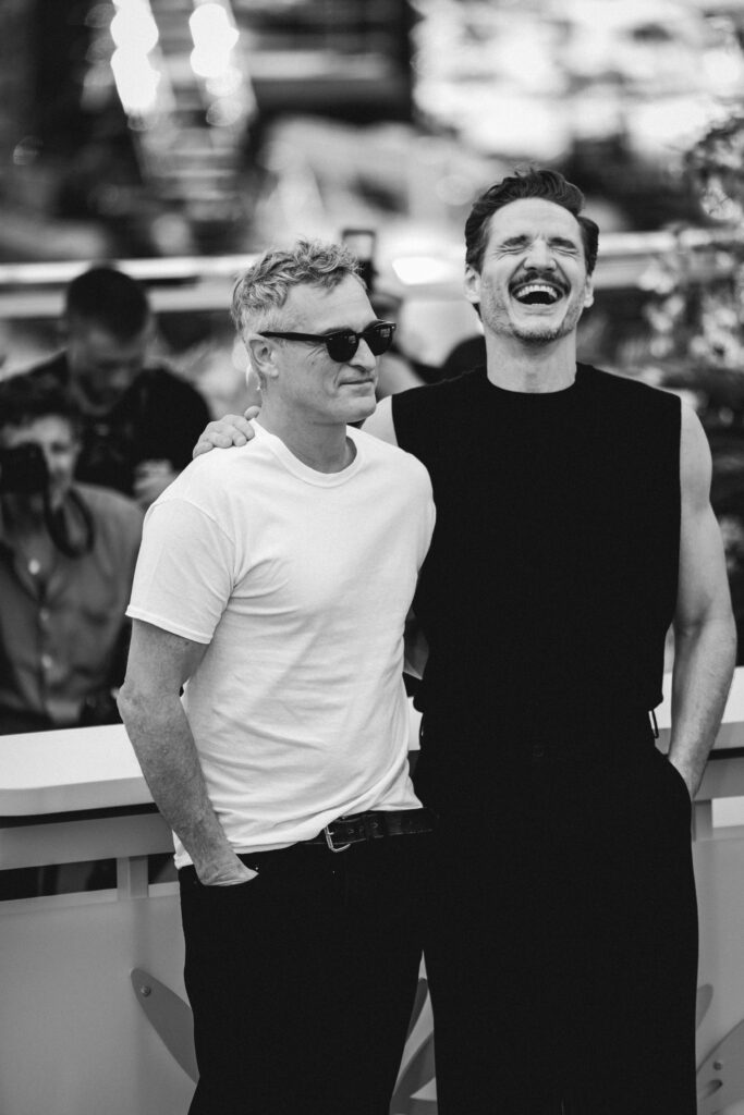 Joaquin Phoenix e Pedro Pascal al photocall ufficiale di Eddington, Cannes 2025
