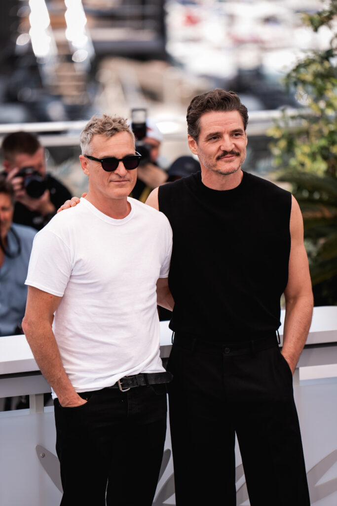 Joaquin Phoenix e Pedro Pascal al photocall ufficiale di Eddington, Cannes 2025
