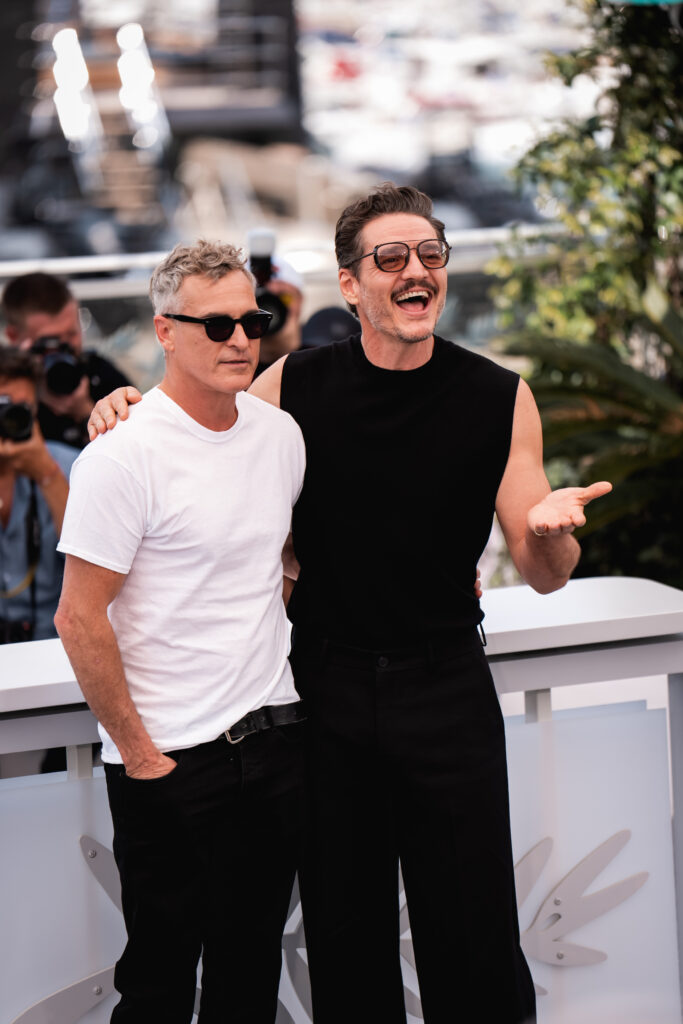 Joaquin Phoenix e Pedro Pascal al photocall ufficiale di Eddington, Cannes 2025