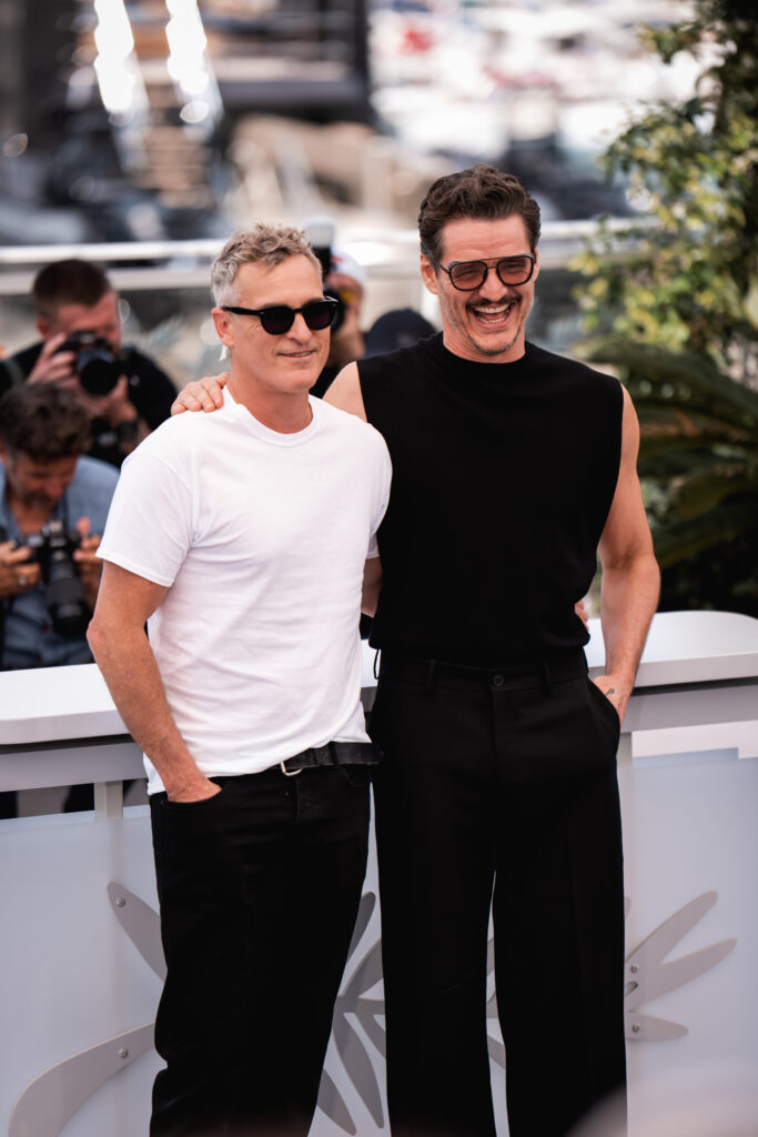 Joaquin Phoenix e Pedro Pascal al photocall ufficiale di Eddington, Cannes 2025