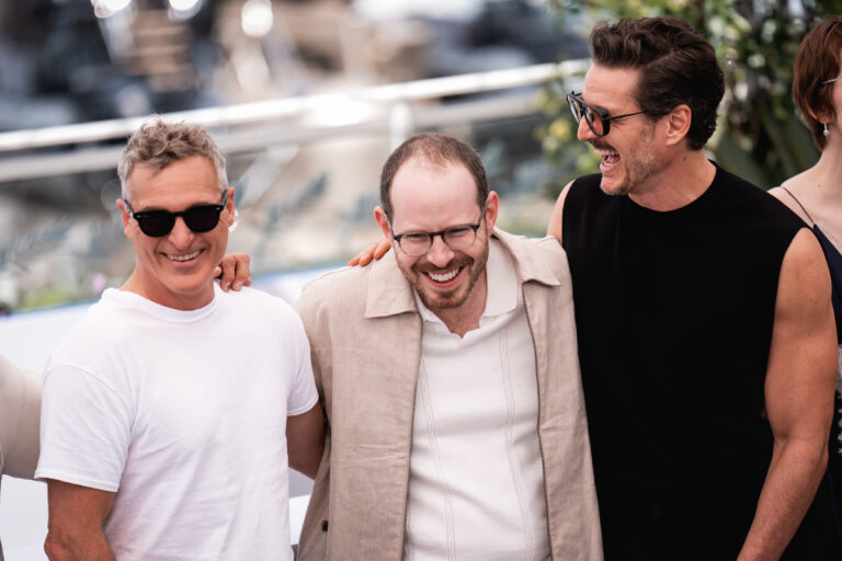 Joaquin Phoenix, Ari Aster e Pedro Pascal al photocall ufficiale di Eddington, Cannes 2025