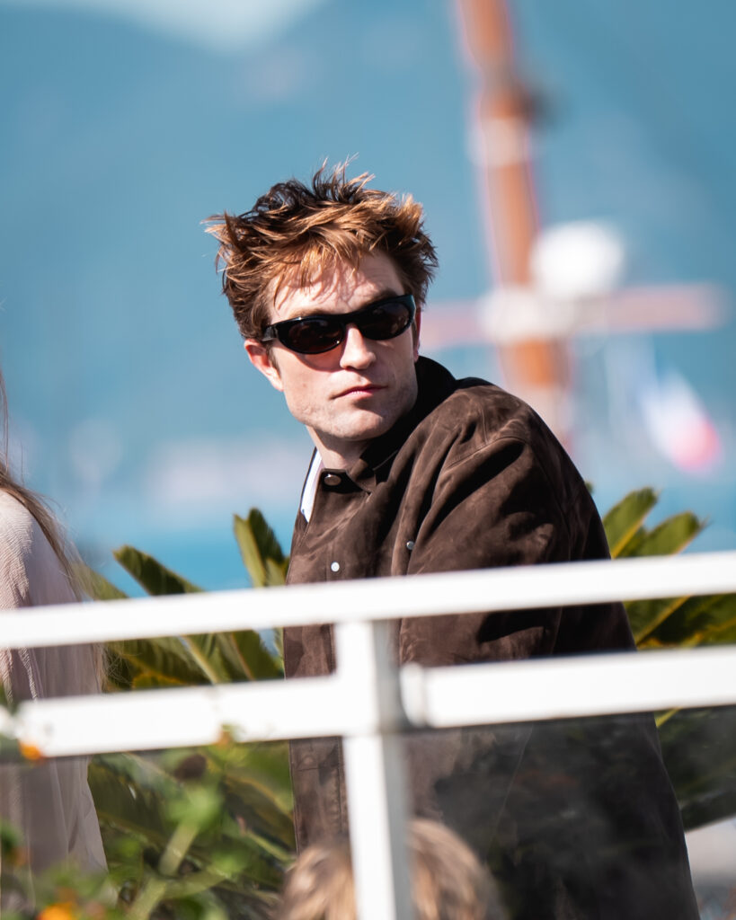 Robert Pattinson al photocall ufficiale di Die, My Love a Cannes 2025