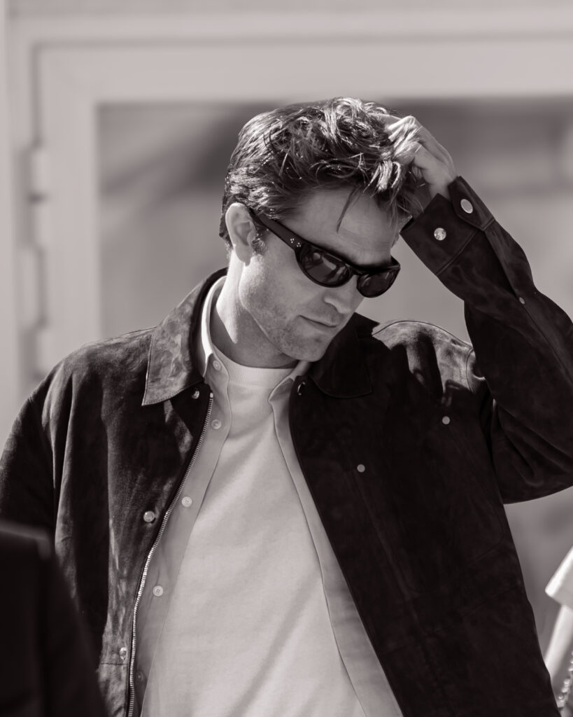 Robert Pattinson al photocall ufficiale di Die, My Love a Cannes 2025