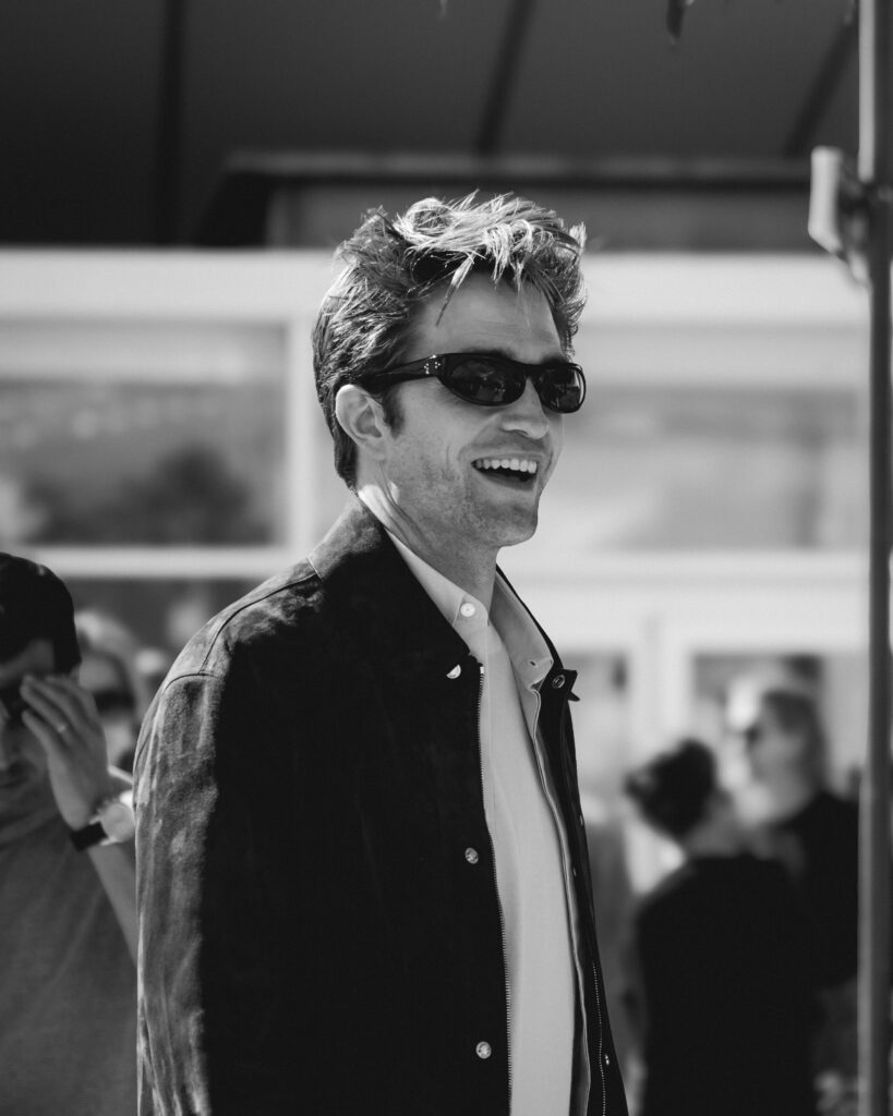 Robert Pattinson al photocall ufficiale di Die, My Love a Cannes 2025