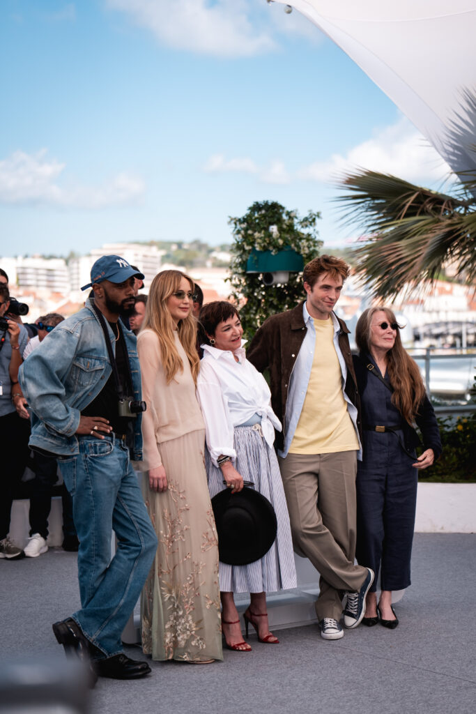 Il cast di di Die, My Love al photocall ufficiale a Cannes 2025