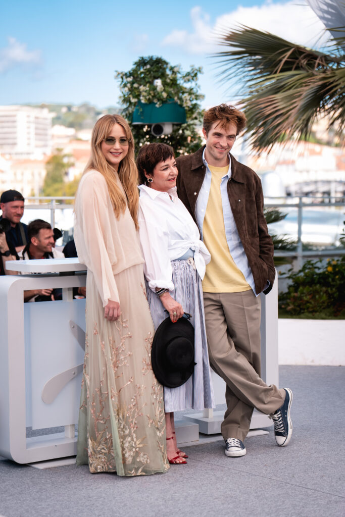 Jennifer Lawrence e Robert Pattinson al photocall ufficiale di Die, My Love a Cannes 2025