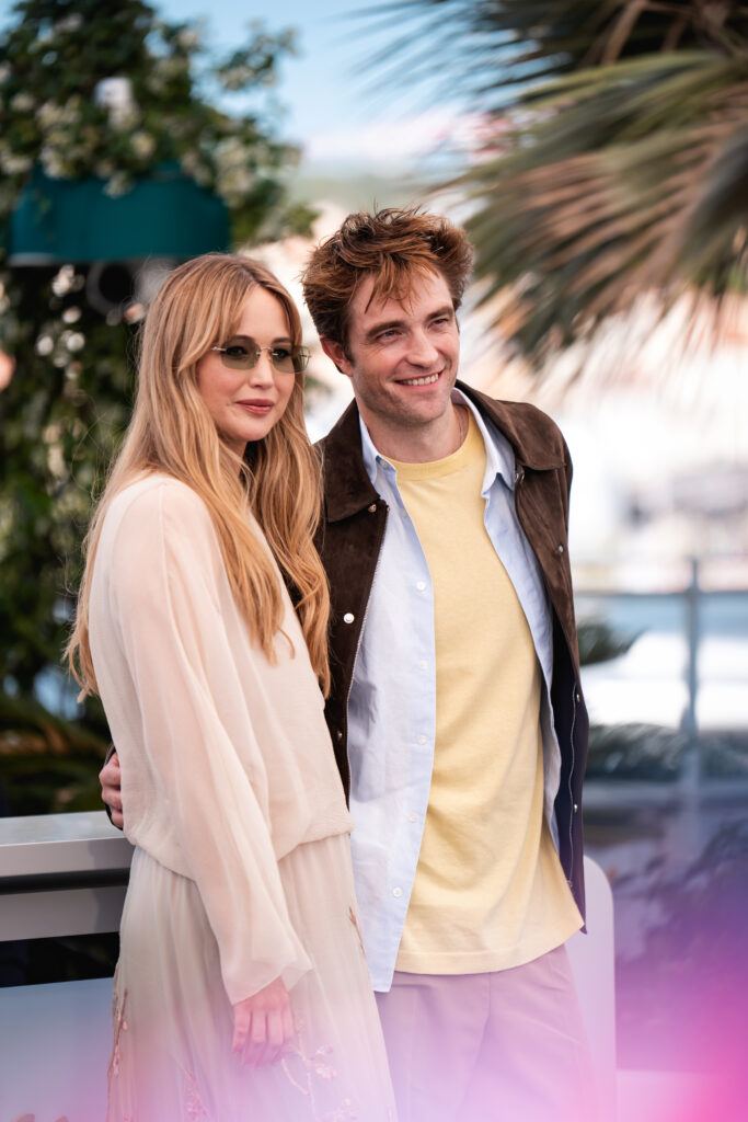 Jennifer Lawrence e Robert Pattinson al photocall ufficiale di Die, My Love a Cannes 2025
