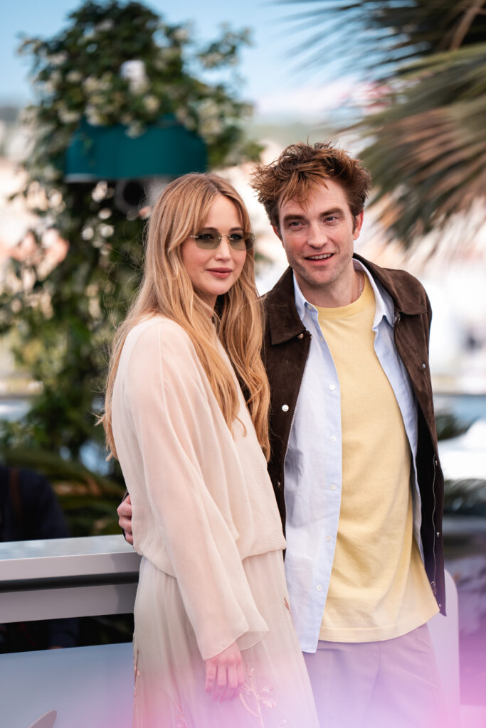 Jennifer Lawrence e Robert Pattinson al photocall ufficiale di Die, My Love a Cannes 2025