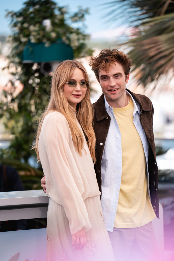Jennifer Lawrence e Robert Pattinson al photocall ufficiale di Die, My Love a Cannes 2025