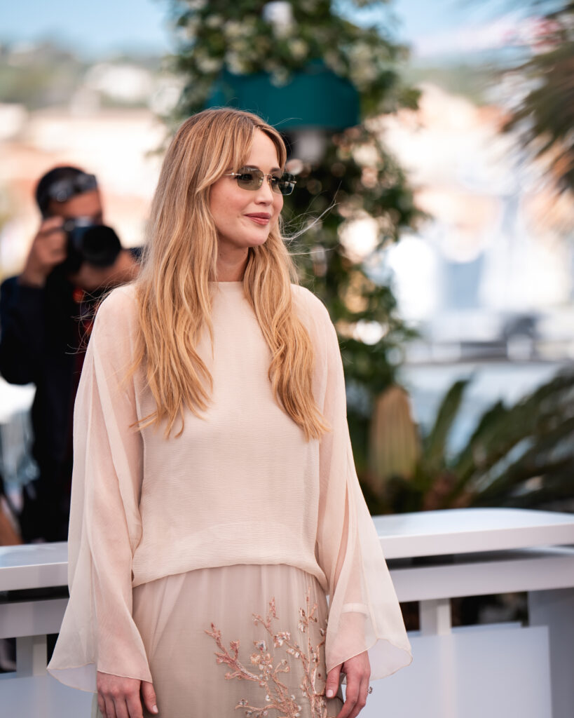 Jennifer Lawrence al photocall ufficiale di Die, My Love a Cannes 2025