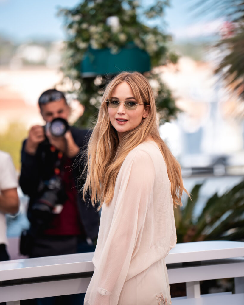 Jennifer Lawrence al photocall ufficiale di Die, My Love a Cannes 2025