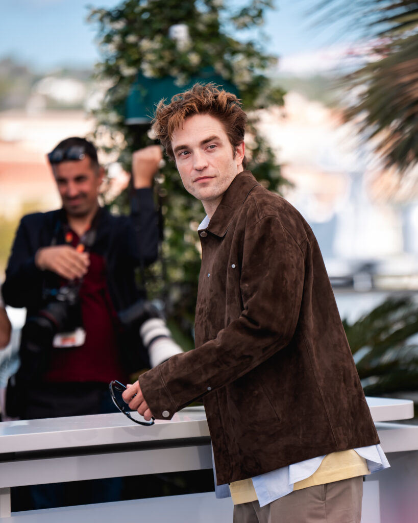 Robert Pattinson al photocall ufficiale di Die, My Love a Cannes 2025