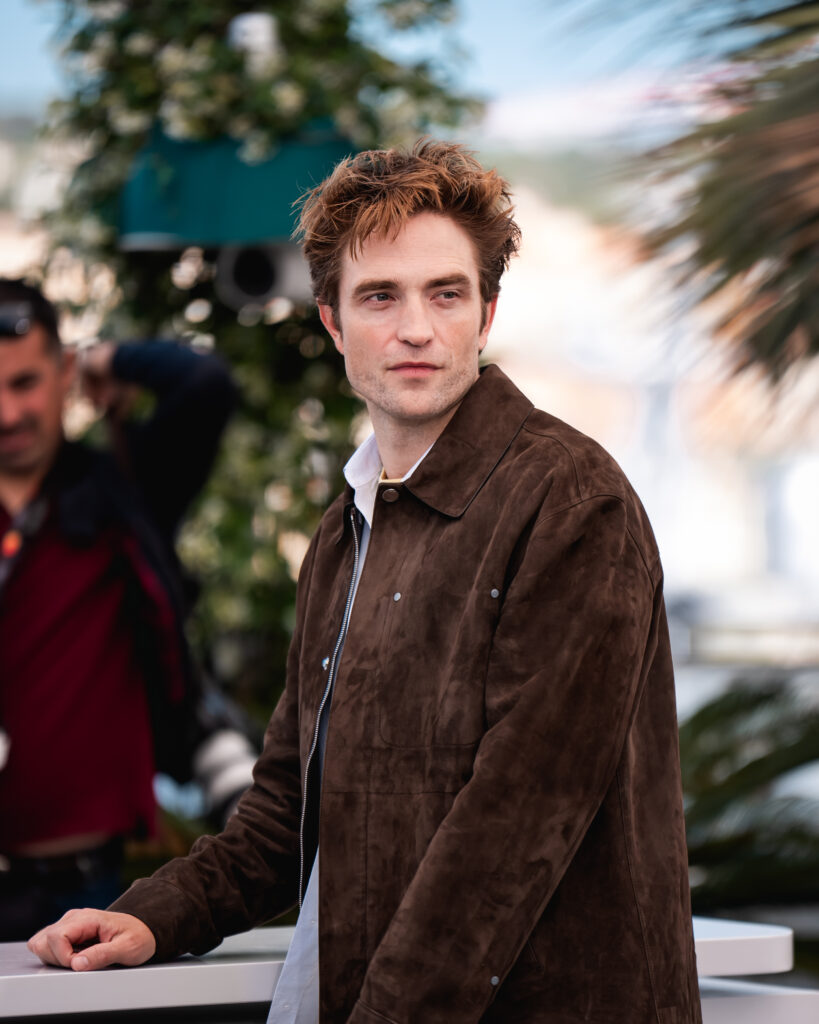 Robert Pattinson al photocall ufficiale di Die, My Love a Cannes 2025