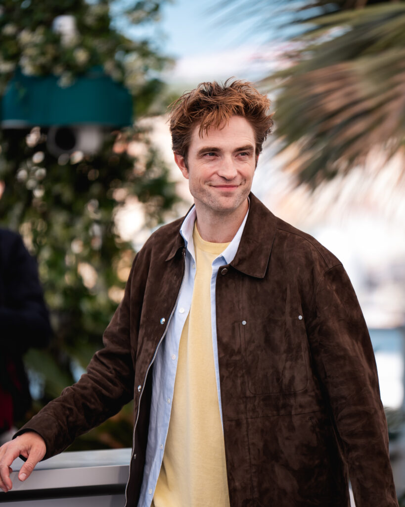 Robert Pattinson al photocall ufficiale di Die, My Love a Cannes 2025