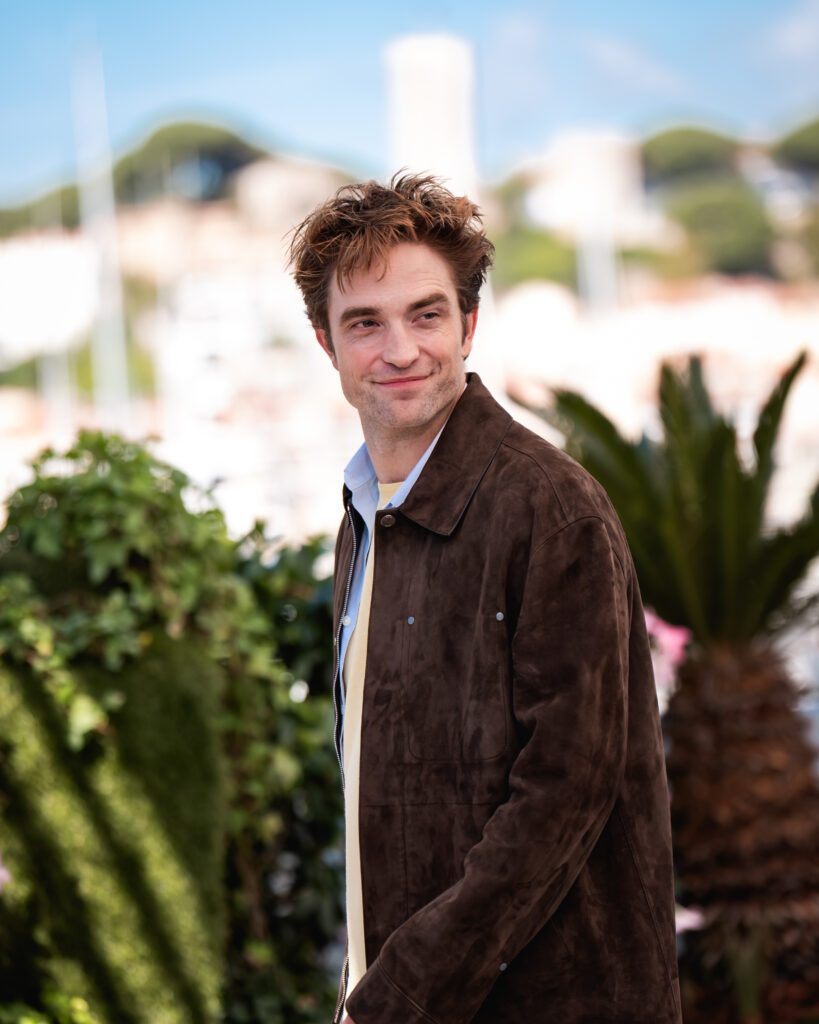 Robert Pattinson al photocall ufficiale di Die, My Love a Cannes 2025