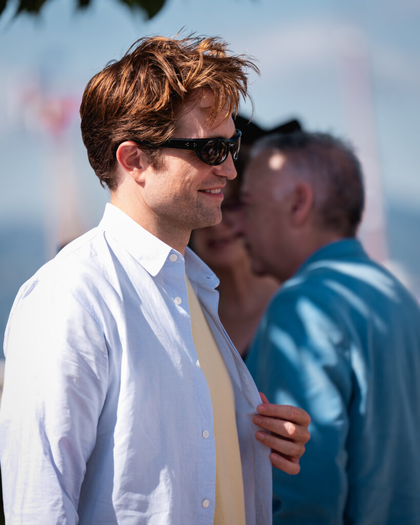 Robert Pattinson al photocall ufficiale di Die, My Love a Cannes 2025