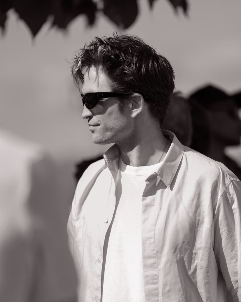 Robert Pattinson al photocall ufficiale di Die, My Love a Cannes 2025