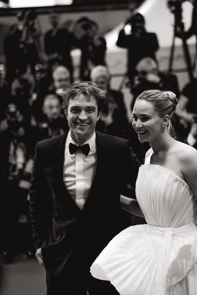 Robert Pattinson e Jennifer Lawrence a Cannes 2025 sul red carpet del film Die, My Love