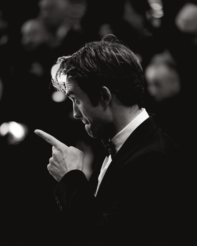Robert Pattinson a Cannes 2025 sul red carpet del film Die, My Love