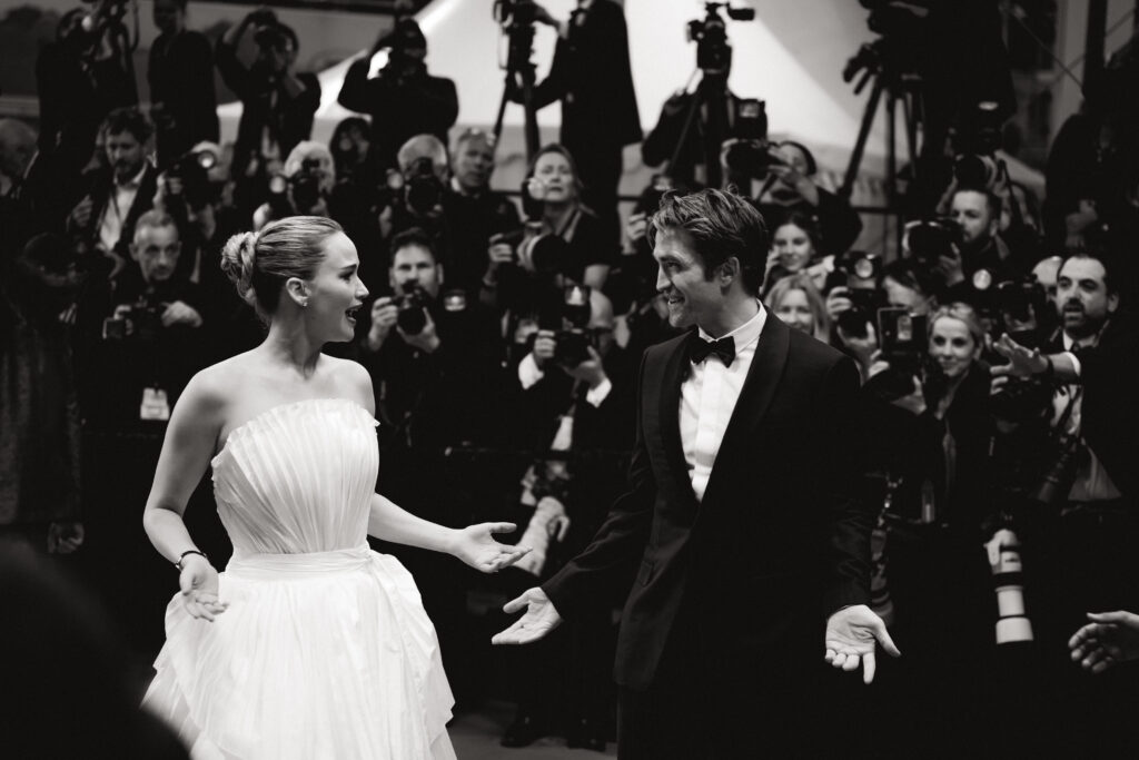 Robert Pattinson e Jennifer Lawrence a Cannes 2025 sul red carpet del film Die, My Love