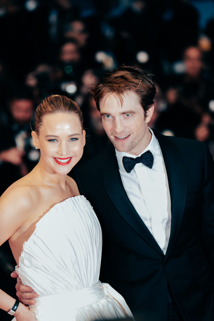 Robert Pattinson e Jennifer Lawrence a Cannes 2025 sul red carpet del film Die, My Love