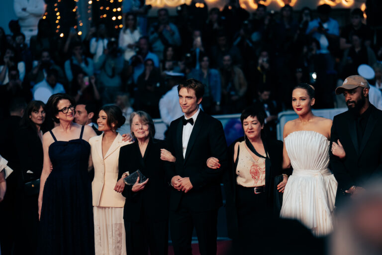 Il cast del film Die, My Love sul red carpet di Cannes 2025