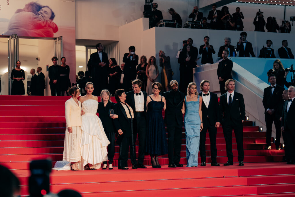Il cast del film Die, My Love sul red carpet di Cannes 2025