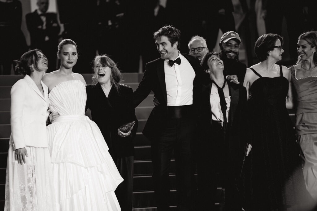 Il cast del film Die, My Love sul red carpet di Cannes 2025