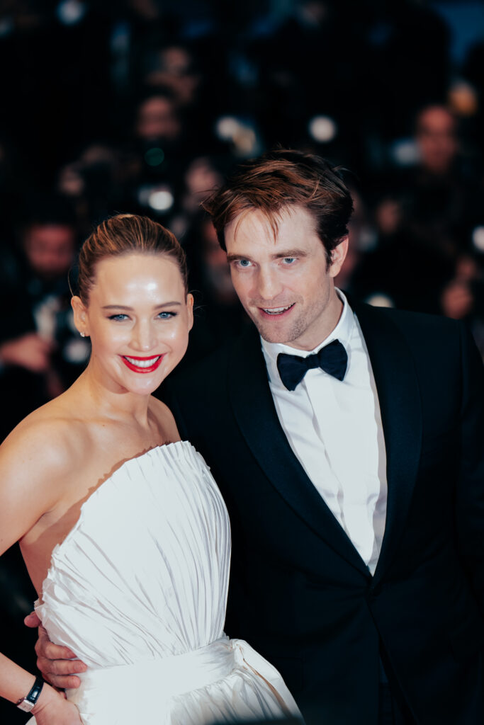 Robert Pattinson e Jennifer Lawrence a Cannes 2025 sul red carpet del film Die, My Love