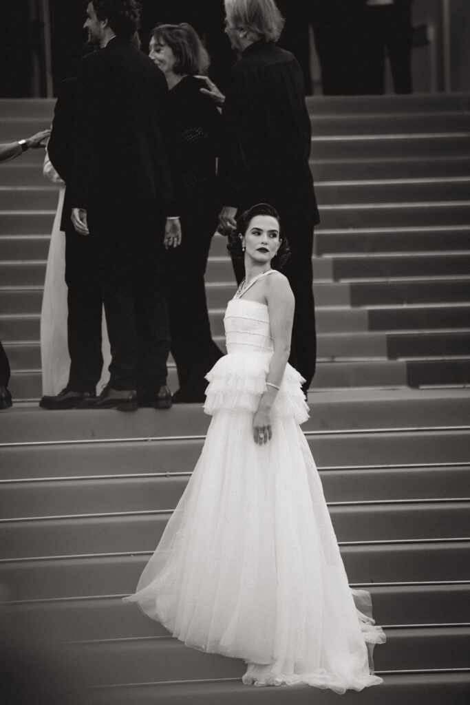 Zoey Deutch a Cannes 2025, sul red carpet del film Nouvelle Vague