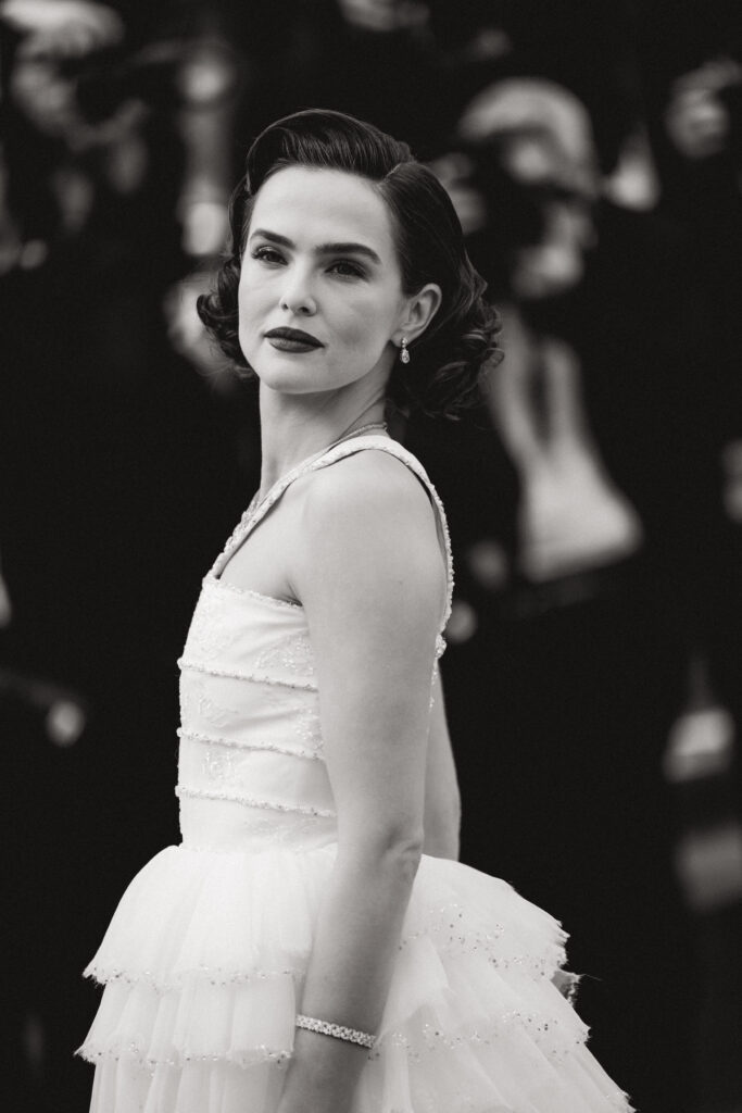 Zoey Deutch a Cannes 2025, sul red carpet del film Nouvelle Vague
