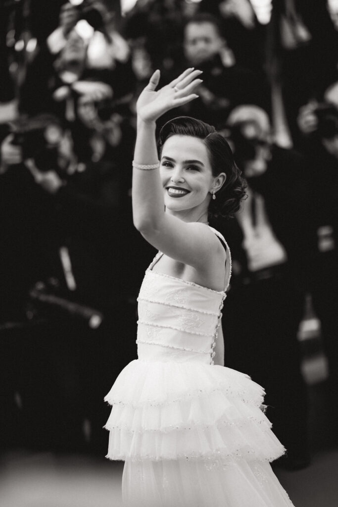 Zoey Deutch a Cannes 2025, sul red carpet del film Nouvelle Vague
