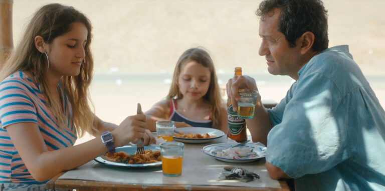 Luana Vega, Abril Gjurinovic e Gonzalo Molina in una scena di Reinas.