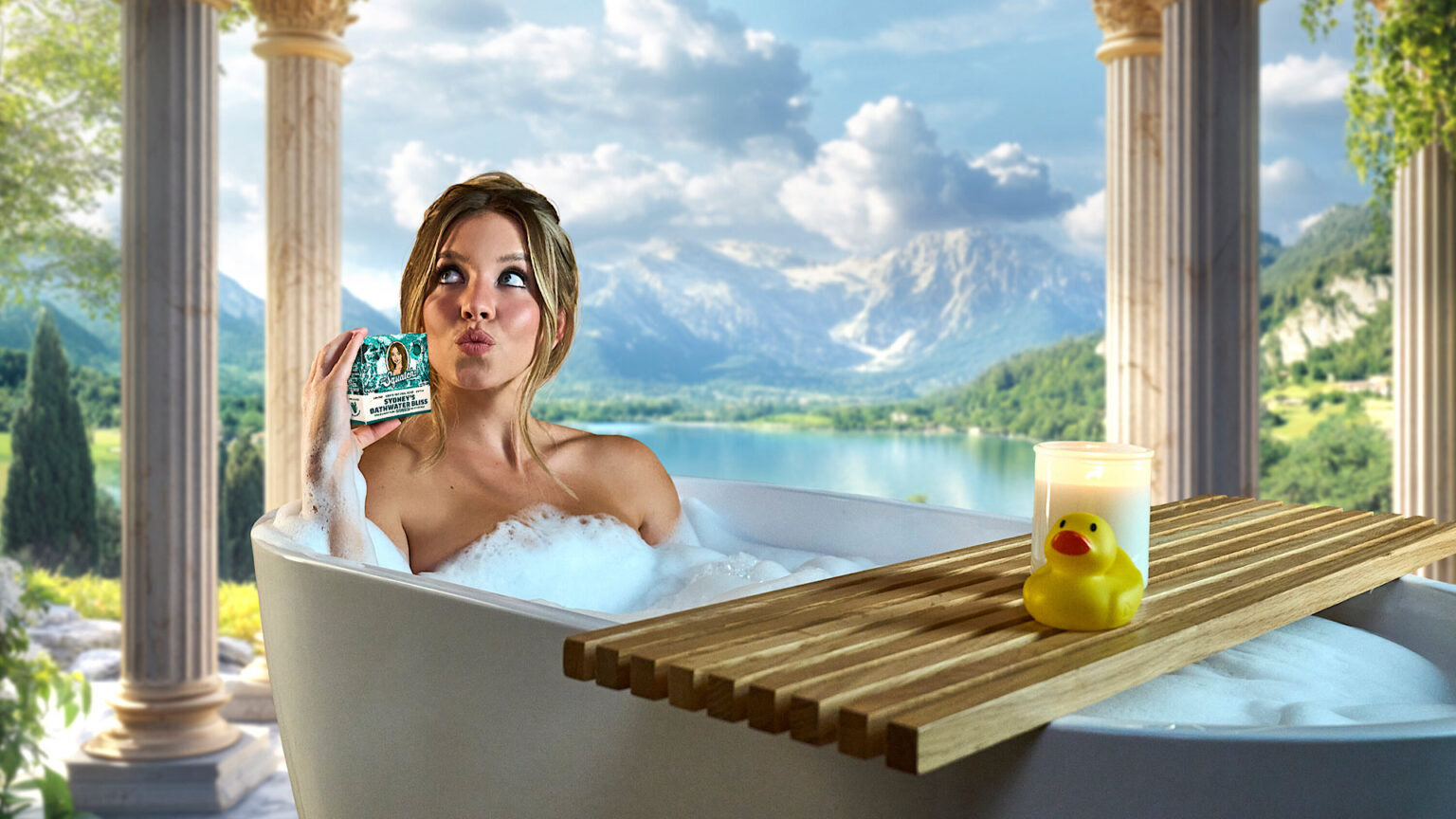 Sydney Sweeney nell’immagine pubblicitarian di Dr. Squatch della sua saponetta Sydney’s Bathwater Bliss fonte: Dr. Squatch