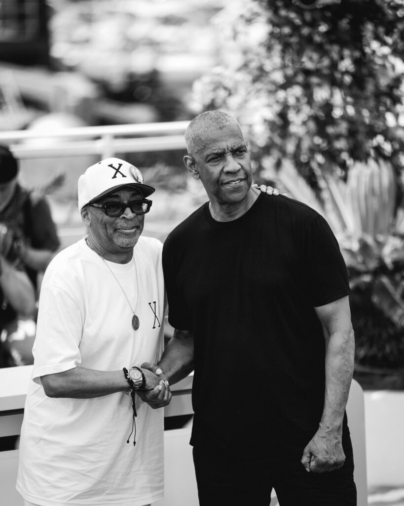 Spike Lee e Denzel Washington al photocall ufficiale di Highest 2 Lowest a Cannes 2025 (@Giulia Parmigiani per ScreenWorld.it)