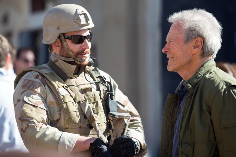 Bradley Cooper e Clint Eastwood sul set di American Sniper (2014)